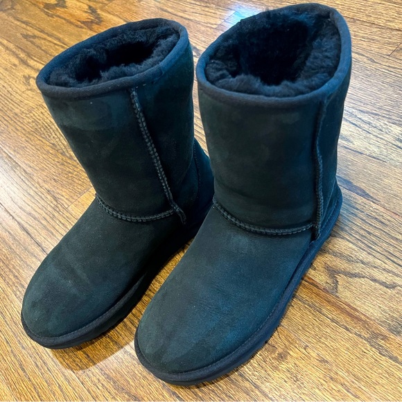 Ugg Classic Short II Women’s Size 7 in Black - Picture 1 of 3